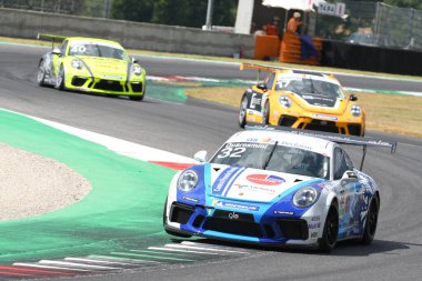 Mugello Pisti, İtalya - 2 Temmuz 2021 Porsche 911 İtalyan Porsche Carrera Kupası Şampiyonası sırasında Mugello Pisti 'nde Quaresmini