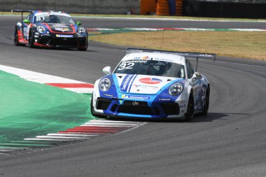 Mugello Pisti, İtalya - 2 Temmuz 2021 Porsche 911 İtalyan Porsche Carrera Kupası Şampiyonası sırasında Mugello Pisti 'nde Quaresmini
