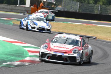 Mugello Pisti, İtalya - 2 Temmuz 2021 Porsche 911 İtalyan Porsche Carrera Kupası Şampiyonası sırasında Mugello Pisti 'nde Tovilavicius' un sürdüğü eylemde