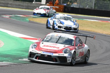 Mugello Pisti, İtalya - 2 Temmuz 2021 Porsche 911 İtalyan Porsche Carrera Kupası Şampiyonası sırasında Mugello Pisti 'nde Tovilavicius' un sürdüğü eylemde