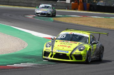 Mugello Pisti, İtalya - 2 Temmuz 2021 Porsche 911 İtalyan Porsche Carrera Kupası Şampiyonası sırasında Mugello Pisti 'nde Vukov
