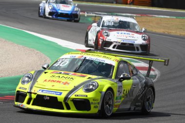 Mugello Pisti, İtalya - 2 Temmuz 2021 Porsche 911 İtalyan Porsche Carrera Kupası Şampiyonası sırasında Mugello Pisti 'nde Vukov