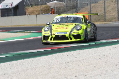 Mugello Pisti, İtalya - 2 Temmuz 2021 Porsche 911 İtalyan Porsche Carrera Kupası Şampiyonası sırasında Mugello Pisti 'nde Vukov