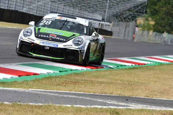 Mugello Pisti, İtalya - 2 Temmuz 2021 Porsche 911, İtalya Porsche Carrera Şampiyonası sırasında Mugello Pisti 'nde hareket halindeydi.