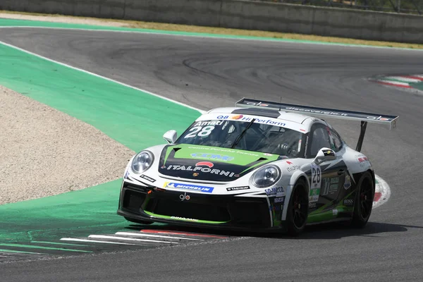Mugello Pisti, İtalya - 2 Temmuz 2021 Porsche 911, İtalya Porsche Carrera Şampiyonası sırasında Mugello Pisti 'nde hareket halindeydi.