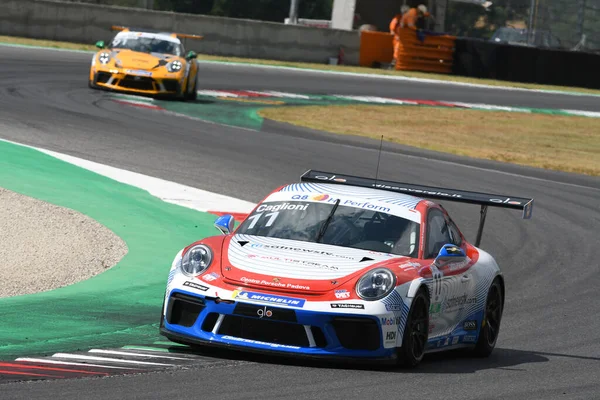 Mugello Pisti, İtalya - 2 Temmuz 2021 Porsche 911 Mugello Pisti 'nde Caglioni' nin sürdüğü İtalyan Porsche Carrera Kupası Şampiyonası sırasında