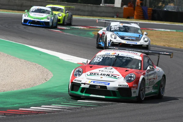 Mugello Pisti, İtalya - 2 Temmuz 2021 Porsche 911 Mugello Pisti 'nde Cazzaniga' nın sürdüğü İtalyan Porsche Carrera Kupası Şampiyonası sırasında