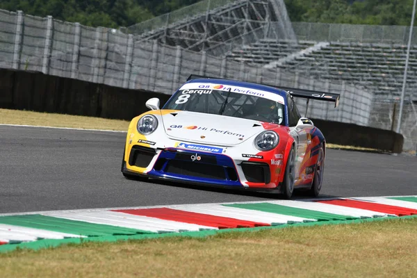 Mugello Pisti, İtalya - 2 Temmuz 2021 Porsche 911 İtalya Porsche Carrera Şampiyonası sırasında Mugello Pisti 'nde