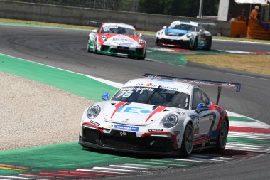 Mugello Pisti, İtalya - 2 Temmuz 2021 Porsche 911 Mugello Pisti 'nde Scannicchio' nun sürdüğü İtalyan Porsche Carrera Kupası Şampiyonası sırasında