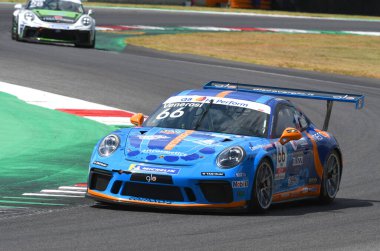 Mugello Pisti, İtalya - 2 Temmuz 2021 Porsche 911 İtalyan Porsche Carrera Kupası Şampiyonası sırasında Mugello Pisti 'nde Venerosi' nin sürdüğü eylemde