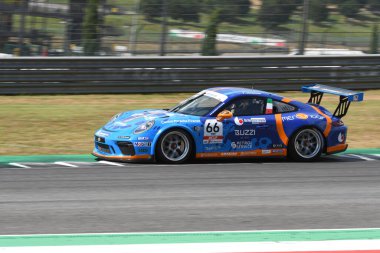 Mugello Pisti, İtalya - 2 Temmuz 2021 Porsche 911 İtalyan Porsche Carrera Kupası Şampiyonası sırasında Mugello Pisti 'nde Venerosi' nin sürdüğü eylemde