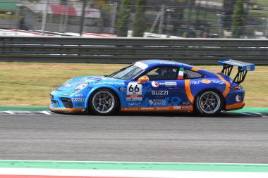 Mugello Pisti, İtalya - 2 Temmuz 2021 Porsche 911 İtalyan Porsche Carrera Kupası Şampiyonası sırasında Mugello Pisti 'nde Venerosi' nin sürdüğü eylemde
