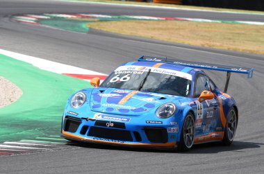 Mugello Pisti, İtalya - 2 Temmuz 2021 Porsche 911 İtalyan Porsche Carrera Kupası Şampiyonası sırasında Mugello Pisti 'nde Venerosi' nin sürdüğü eylemde