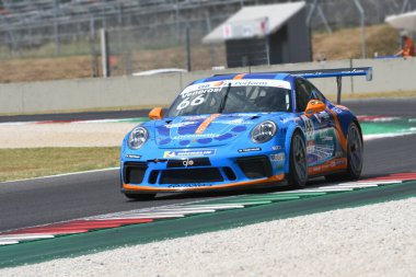 Mugello Pisti, İtalya - 2 Temmuz 2021 Porsche 911 İtalyan Porsche Carrera Kupası Şampiyonası sırasında Mugello Pisti 'nde Venerosi' nin sürdüğü eylemde