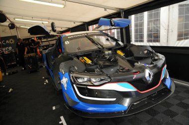 Imola, Mayıs 2016: Renault R.S. 01, İtalya 'nın Imola pistinde Renault Spor Şampiyonası antrenmanı sırasında çukurda..