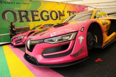 Imola, Mayıs 2016: Renault R.S. 01, İtalya 'nın Imola pistinde Renault Spor Şampiyonası antrenmanı sırasında çukurda..