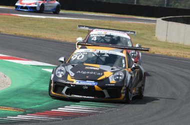 Mugello Pisti, İtalya - 2 Temmuz 2021 Porsche 911, İtalya Porsche Carrera Şampiyonası sırasında Mugello Pisti 'nde Calvin Carrera' nın sürdüğü eylemde