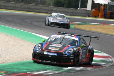 Mugello Pisti, İtalya 2 Temmuz 2021 Porsche 911 Mugello Pisti 'nde Giardelli' nin sürdüğü İtalya Porsche Carrera Kupası Şampiyonası sırasında