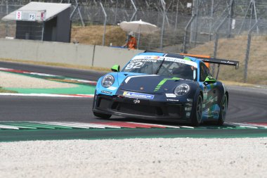 Mugello Pisti, İtalya - 2 Temmuz 2021 Porsche 911 İtalyan Porsche Carrera Kupası Şampiyonası sırasında Mugello Pisti 'nde eylem halindeydi.