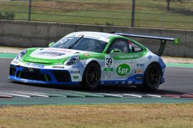 Mugello Pisti, İtalya - 2 Temmuz 2021 Porsche 911 İtalyan Porsche Carrera Kupası Şampiyonası sırasında Mugello Pisti 'nde Gattuso' nun sürdüğü eylemde