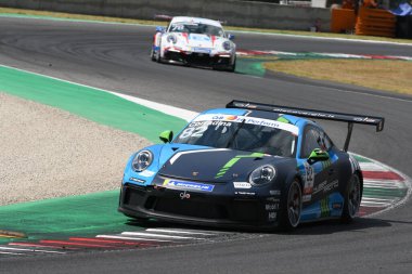 Mugello Pisti, İtalya - 2 Temmuz 2021 Porsche 911 İtalyan Porsche Carrera Kupası Şampiyonası sırasında Mugello Pisti 'nde eylem halindeydi.