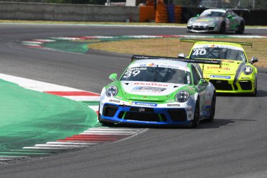Mugello Pisti, İtalya - 2 Temmuz 2021 Porsche 911 İtalyan Porsche Carrera Kupası Şampiyonası sırasında Mugello Pisti 'nde Gattuso' nun sürdüğü eylemde