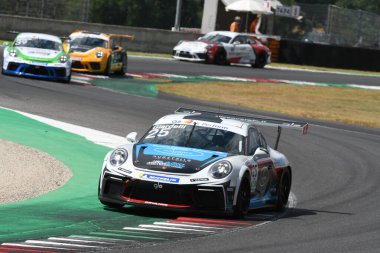 Mugello Pisti, İtalya 2 Temmuz 2021 Porsche 911 Mugello Pisti 'nde, İtalya Porsche Carrera Kupası Şampiyonası sırasında Montagnese' nin sürdüğü eylemde