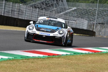 Mugello Pisti, İtalya 2 Temmuz 2021 Porsche 911 Mugello Pisti 'nde, İtalya Porsche Carrera Kupası Şampiyonası sırasında Montagnese' nin sürdüğü eylemde