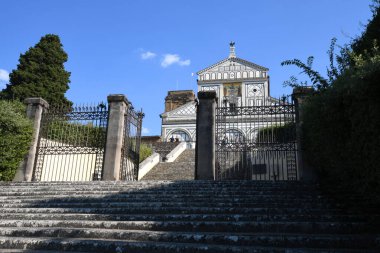 Merdivenler Floransa 'daki ünlü San Miniato Bazilikası' na çıkıyor. Floransa Romanesk tarzının en iyi örneklerinden biridir..