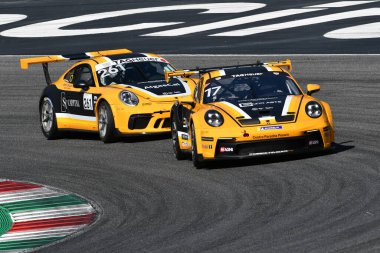 Mugello Pisti, İtalya - 23 Eylül 2021: Porsche Carrera 991 GT3 Kupası, Porsche Sport Cup Suisse turnuvası sırasında Mugello Pisti 'nde oynanmaktadır. İtalya.