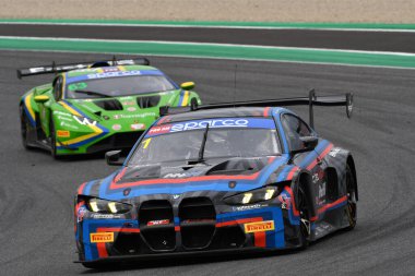 Scarperia, İtalya - 14 Eylül 2025: BMW G82 M4 GT3 takımı BMW Italia CECCATO RACING drive by Guerra-Caglioni İtalyan Şampiyonası GT Endurance yarışı sırasında Mugello Pisti 'nde.