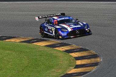 Scarperia, İtalya - 14 Eylül 2025: Farhadi 'nin AKM MOTORT sürücüsü Mercedes AMG GT3 - İtalya Şampiyonası sırasında GT Endurance yarışı sırasında Mugello Pisti' nde Valkre.