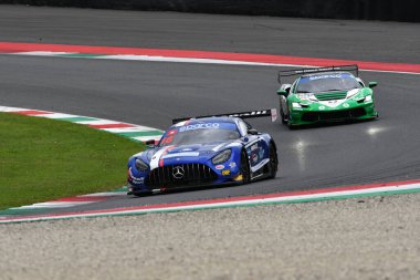 Scarperia, İtalya - 14 Eylül 2025: Farhadi 'nin AKM MOTORT sürücüsü Mercedes AMG GT3 - İtalya Şampiyonası sırasında GT Endurance yarışı sırasında Mugello Pisti' nde Valkre.