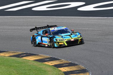 Scarperia, İtalya - 14 Eylül 2025: Jackson 'ın HAAS Racing Drive takımının AUDI R8 LMS' si - Azzam, İtalya Şampiyonası sırasında Mugello Pisti 'nde GT Endurance yarışı düzenledi.