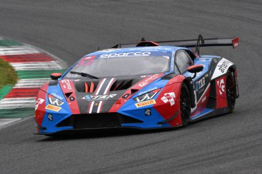 Scarperia, İtalya - 14 Eylül 2025: Mur takımının STAR Performans sürücüsü Lamborghini Huracan GT3 EVO 2 - İtalyan Şampiyonası GT Endurance yarışı sırasında Mugello Pisti 'nde Mendez iş başında.