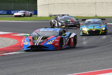 Scarperia, İtalya - 14 Eylül 2025: Lamborghini Huracan GT3 EVO 2 by Team STAR PERFORMANCE drive by Spengler - Lommahadthai İtalyan Şampiyonası GT Endurance yarışı sırasında Mugello Pisti 'nde.
