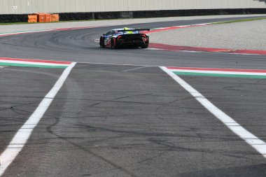 Scarperia, İtalya - 14 Eylül 2025: Lamborghini Huracan GT3 EVO 2 by Team STAR PERFORMANCE drive by Spengler - Lommahadthai İtalyan Şampiyonası GT Endurance yarışı sırasında Mugello Pisti 'nde.