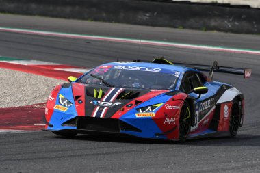 Scarperia, İtalya - 14 Eylül 2025: Lamborghini Huracan GT3 EVO 2 by Team STAR PERFORMANCE drive by Spengler - Lommahadthai İtalyan Şampiyonası GT Endurance yarışı sırasında Mugello Pisti 'nde.