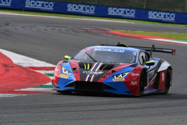 Scarperia, İtalya - 14 Eylül 2025: Lamborghini Huracan GT3 EVO 2 by Team STAR PERFORMANCE drive by Spengler - Lommahadthai İtalyan Şampiyonası GT Endurance yarışı sırasında Mugello Pisti 'nde.