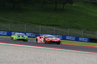 Scarperia, İtalya - 14 Eylül 2025: Ferrari AF CORSE takımından Ferrari 296 GT3 - Raghunathan, İtalya Şampiyonası sırasında Mugello Pisti 'nde GT Endurance yarışı düzenledi.