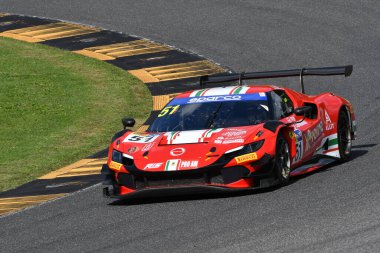 Scarperia, İtalya - 14 Eylül 2025: Ferrari AF CORSE takımından Ferrari 296 GT3 - Raghunathan, İtalya Şampiyonası sırasında Mugello Pisti 'nde GT Endurance yarışı düzenledi.