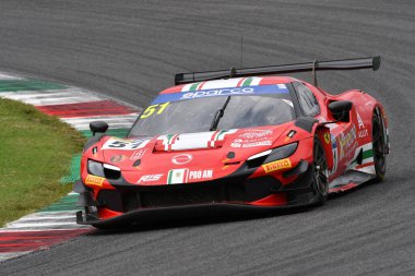 Scarperia, İtalya - 14 Eylül 2025: Ferrari AF CORSE takımından Ferrari 296 GT3 - Raghunathan, İtalya Şampiyonası sırasında Mugello Pisti 'nde GT Endurance yarışı düzenledi.