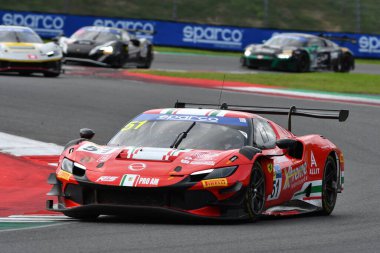 Scarperia, İtalya - 14 Eylül 2025: Ferrari AF CORSE takımından Ferrari 296 GT3 - Raghunathan, İtalya Şampiyonası sırasında Mugello Pisti 'nde GT Endurance yarışı düzenledi.