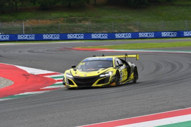 Scarperia, İtalya - 14 Eylül 2025: NoVA RACE takımının Honda NSX ACURA GT3 'ü Massaro - De Luca, İtalya Şampiyonası sırasında Mugello Pisti' nde düzenlenen GT Endurance yarışı sırasında görev başında.