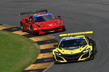 Scarperia, İtalya - 14 Eylül 2025: NoVA RACE takımının Honda NSX ACURA GT3 'ü Massaro - De Luca, İtalya Şampiyonası sırasında Mugello Pisti' nde düzenlenen GT Endurance yarışı sırasında görev başında.