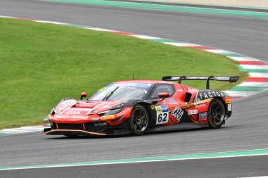 Scarperia, İtalya - 14 Eylül 2025: Colavita 'nın AF CORSE takımından Ferrari 296 GT3 - Badawi, İtalya Şampiyonası sırasında Mugello Pisti' nde düzenlenen GT Endurance yarışı sırasında iş başında.