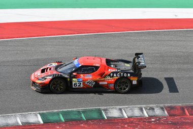 Scarperia, İtalya - 14 Eylül 2025: Colavita 'nın AF CORSE takımından Ferrari 296 GT3 - Badawi, İtalya Şampiyonası sırasında Mugello Pisti' nde düzenlenen GT Endurance yarışı sırasında iş başında.