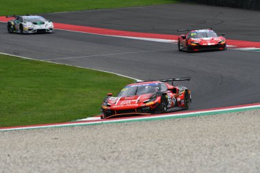 Scarperia, İtalya - 14 Eylül 2025: Colavita 'nın AF CORSE takımından Ferrari 296 GT3 - Badawi, İtalya Şampiyonası sırasında Mugello Pisti' nde düzenlenen GT Endurance yarışı sırasında iş başında.