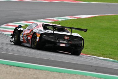 Scarperia, İtalya - 14 Eylül 2025: Colavita 'nın AF CORSE takımından Ferrari 296 GT3 - Badawi, İtalya Şampiyonası sırasında Mugello Pisti' nde düzenlenen GT Endurance yarışı sırasında iş başında.