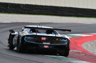 Scarperia, İtalya - 14 Eylül 2025: Marazzi 'nin ROSSOCORSA takımından Ferrari 296 GT3 - İtalyan Şampiyonası' nda Buttarelli, Mugello Pisti 'nde düzenlenen GT Endurance yarışı sırasında iş başında.